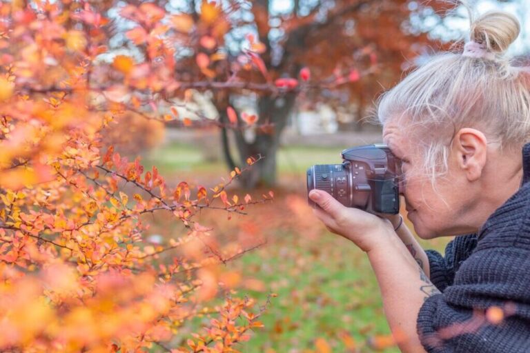 fotograf fotograferar höstens färger