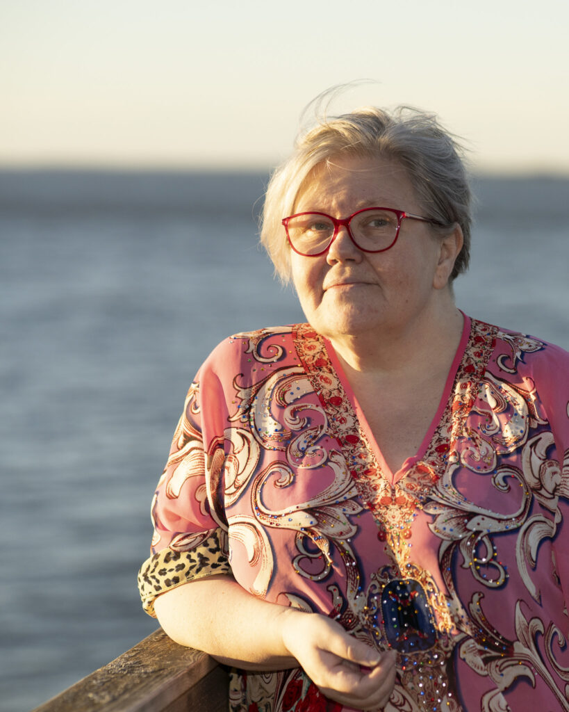 Tina Laine med sjö bakom sig
